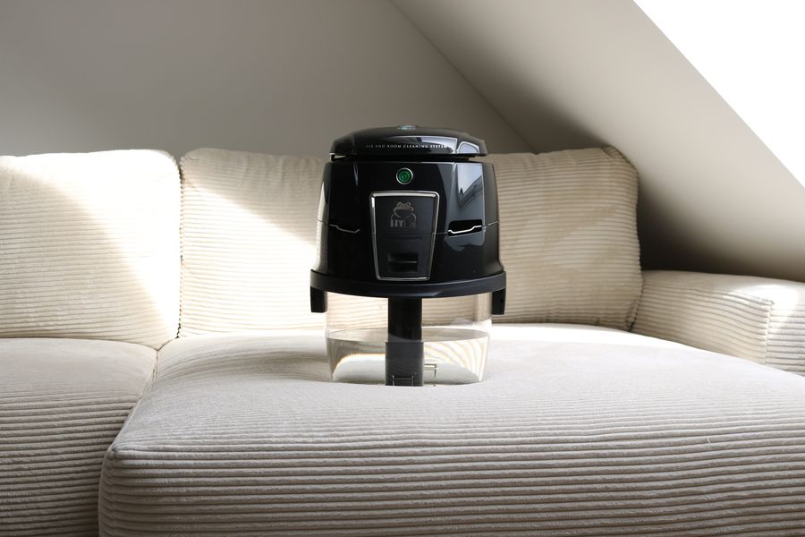 HYLA EST Handelektrobürste auf der Couch