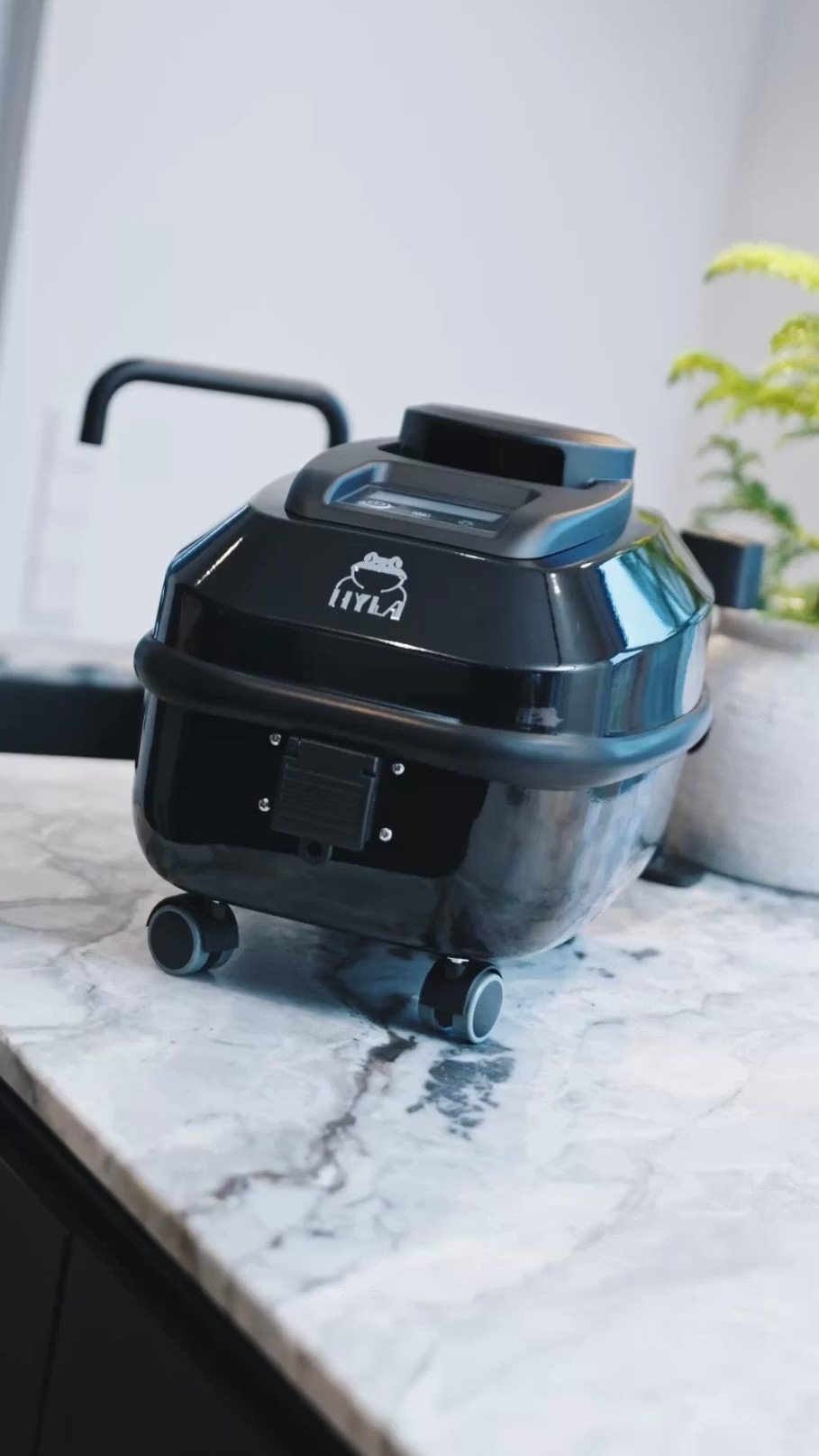 HYLA Steamer Vapure E11 auf einer Küchenarbeitsplatte